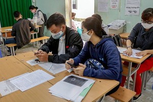 勞工在市就業服務中心辦理領取失業津貼的手續。