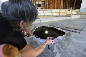 乂安省葵合縣州鴻鄉梁文深家的院子裡突現的深坑。（圖源：PT）