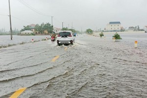 10月22日上午，承天-順化省大雨傾盆導致14號省路嚴重受淹。（圖源：武盛）