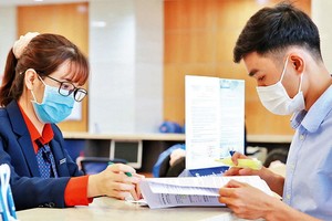 一名年輕求職者在輔業勞務中心尋求就業機會。