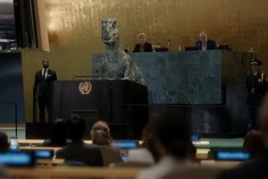 短片中恐龍空降聯合國，警告人類必須正視氣候變化，不要選擇滅絕。（圖源：互聯網）