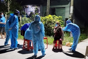 安江省州富縣流動接種隊晚間為當地居民接種新冠疫苗。（圖源：TTO）