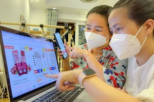 消費者應先查看已購物的客戶評論，同時對各銷售渠道的價格進行比較，之後才決定購買。