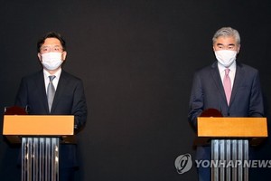 10月24日，在首爾中區的樂天酒店，美國國務院對朝政策特別代表星·金（右）和韓國外交部半島和平交涉本部長魯圭德共同會見記者介紹會談成果。（圖源：韓聯社）