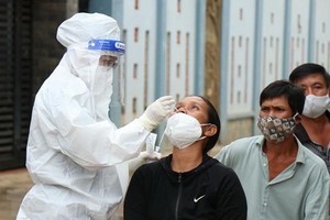 防疫工作人員為達樂省邦美蜀市居民採樣檢測。（圖源：越通社）