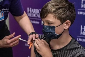 美國食品藥物管理局（FDA）29日正式批准5至11歲兒童接種輝瑞疫苗的緊急使用授權。（圖源：AFP）