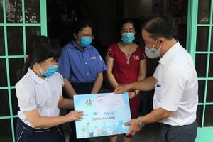 “對你的愛”計劃探望並給黎黃美安捐贈500萬元。