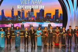 黨中央書記處常務書記武文賞及武德膽副總理代表黨和國家領導向抗疫一線的醫護人員獻花表達感恩和敬意。（圖源：越通社）