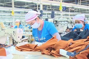 巴地－頭頓省Nitori有限責任公司的勞工在新常態下生產。