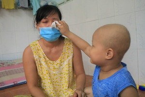 看到母親流淚，懂事的仲仁給母親擦擦淚水。