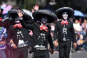 10月31日，在墨西哥首都墨西哥城，演員參加亡靈節遊行。（圖源：新華社）