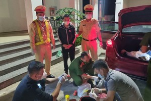 被抓獲的毒品販運嫌犯夏柏內（後中）見證職能力量搜查毒品證物。（圖源：警方提供）