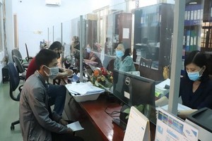 受疫情影響的勞工在保險機關辦理失業保險輔助金領取手續。（示意圖源：寶安）