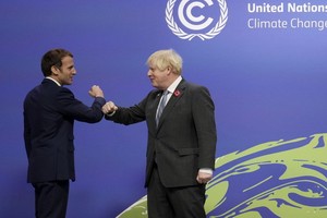法國總統馬克龍當天在英國格拉斯哥第二十六屆聯合國氣候變化大會期間與英國首相約翰遜會晤。（圖源：AFP）