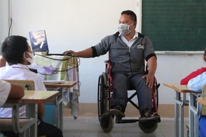 遭遇事故後，阿米克教師要坐輪椅授課。