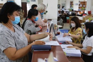 勞工在市社保機關辦理手續。