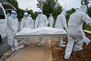 當地時間11月1日，根據美國約翰斯‧霍普金斯大學的數據，全球累計已經有超過500萬人因為感染新冠病毒去世。（示意圖源：AFP）