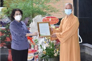 市越南祖國陣線委員會主席蘇氏碧珠向市越南佛教教會理事會代表頒贈感謝狀。