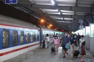 乘客在河內火車站下車出站。（圖源：越通社）