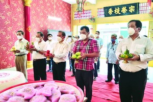 林松耀理事長與全體理監事拜祭祖先。