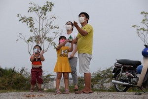 其樂融融的一家４口的幸福生活。