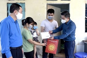 越南勞動總聯團領導探望和慰問貧困勞工。（圖源：勞動報）