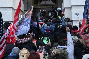圖為2021年1月6日，特朗普的支持者在襲擊華盛頓的美國國會大廈時與警察和安全部隊發生衝突。（圖源: AFP）