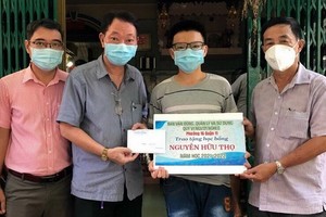 茶山慶雲南院住持周華邦（左二）與地方領導向華人子弟頒發阮友壽獎助學金。