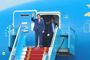 范明政總理和高級代表團抵達內牌機場。（圖源：越通社）