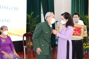 市人民議會主席阮氏麗向革命老前輩頒授黨齡紀念章。（圖源：公明）