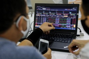 兩名投資者在跟進股票實時行情走勢。（圖源：VNE）