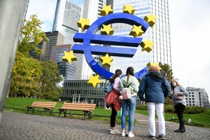 10月13日，人們在德國法蘭克福歐元雕塑前駐足參觀。（圖源：新華社）