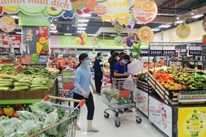 民眾到Co.opXtra連鎖超市購物。