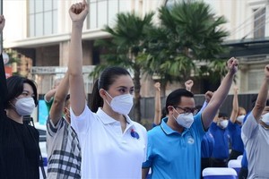 與會代表示範“戰勝新冠恐懼”體操法。（圖源：萱阮）