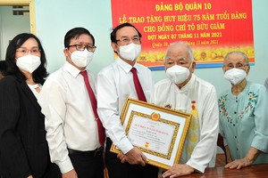 向 2 位黨員頒授 75 年黨齡紀念章