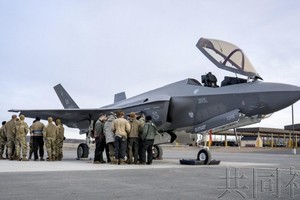 在美國阿拉斯加州的基地，工作人員等在F-35A戰機前商量維護事宜。（圖源：共同社）
