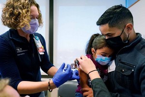 美國華盛頓，國立兒童醫院為孩子接種疫苗。（圖源：AP）