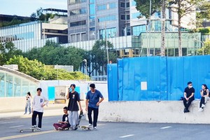 在第一郡黎利街與阮惠步行街路口有一群少年聚眾但不佩戴口罩。
