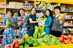 第五郡領導、婦聯會、女企業家前往參觀“家鄉市集”綠色產品店和祝賀。