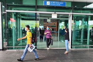 乘搭飛機抵達富國島的遊客走出機場大門。（圖源：國平）