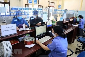 乘客在河內火車站售票處購買車票。（圖源：越通社）