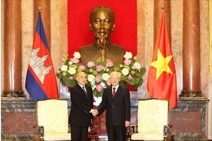 黨中央總書記阮富仲（右）與柬埔寨國王諾羅敦‧西哈莫尼。（圖源：越通社）