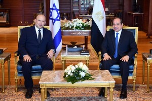 9月13日，埃及總統塞西（右）在沙姆沙伊赫會見以色列總理貝內特，雙方討論了雙邊關係和巴以局勢等地區和國際問題。（圖源：新華社）