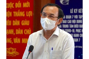 市委書記阮文年在第七郡人委會發表講話。