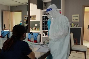 流動醫療站醫生及時為病人治療。