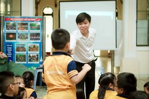 心理學講師黎明勳碩士給學生教導生活技能。