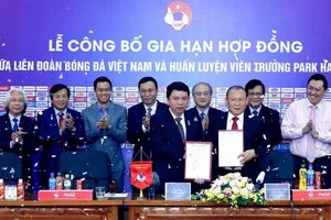 VFF與朴恒緒教練續約公佈儀式。（圖源：VFF）