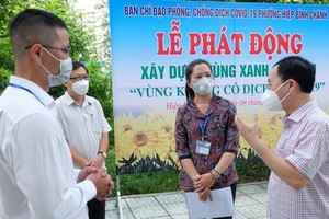 守德市委書記阮文孝（右）檢查、監察黨委、基層政府領導的活動。