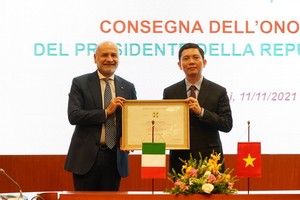 意大利駐越南大使安東尼奧.亞歷山德羅向越南社會科學翰林院主席裴日光轉授意大利總統“意大利之星”騎士勳章。（圖源：V.A）