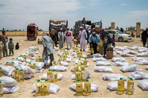 巴基斯坦外長警告稱阿富汗經濟瀕臨崩潰。圖為阿富汗人民接受援助畫面。（圖源：互聯網）